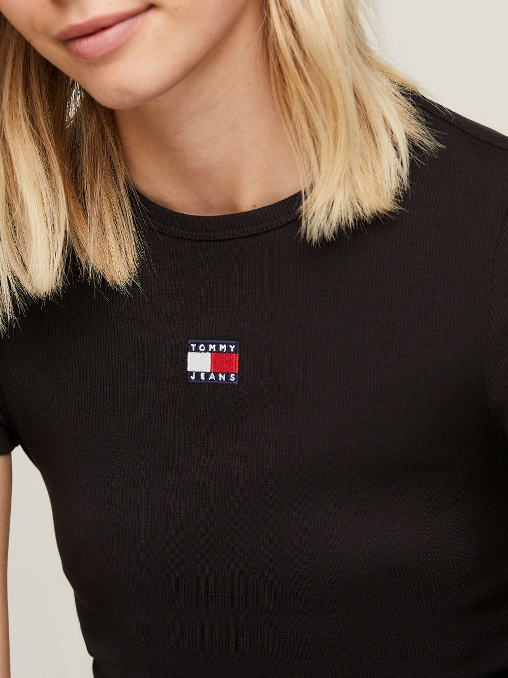 TOMMY HILFIGER T-shirt Donna - modello DW0DW17881 Nero